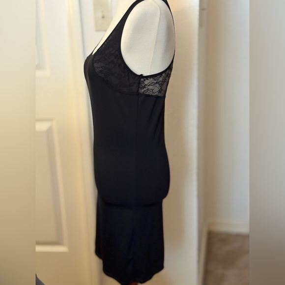 Sleek Black Figure Slimming/Smoothing Slip w/ moderate control - Picture 5 of 8